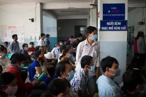 Patients wait for a consultation at the Phom Ngac Thach hospital. Image by David Rochkind. Vietnam, 2014. Media file: 12fixesweb3-blog480.jpg