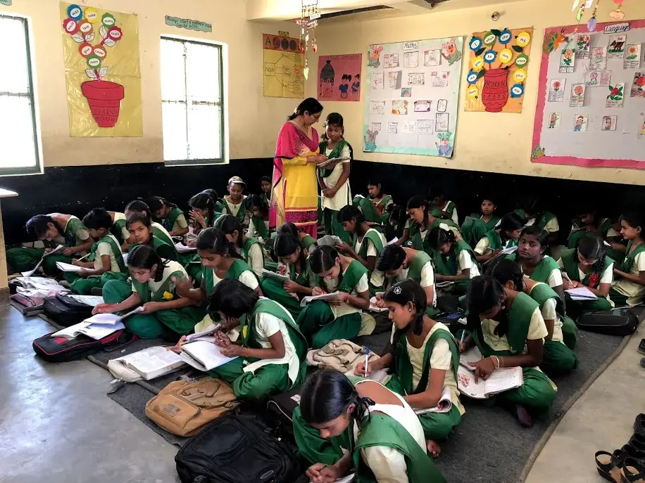 Students of Pardada Pardadi attend a Hindi lesson. Image by Annalisa Merelli. India, 2018.
