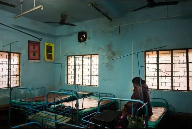 A pregnant woman waits for delivery at the primary health centre in Borsul village. Primary health centers typically provide basic health care services as well as antenatal and postnatal care for women. Image by Sami Siva. India, 2014. Media file: india-hospitals-samisiva-2014-01.jpg