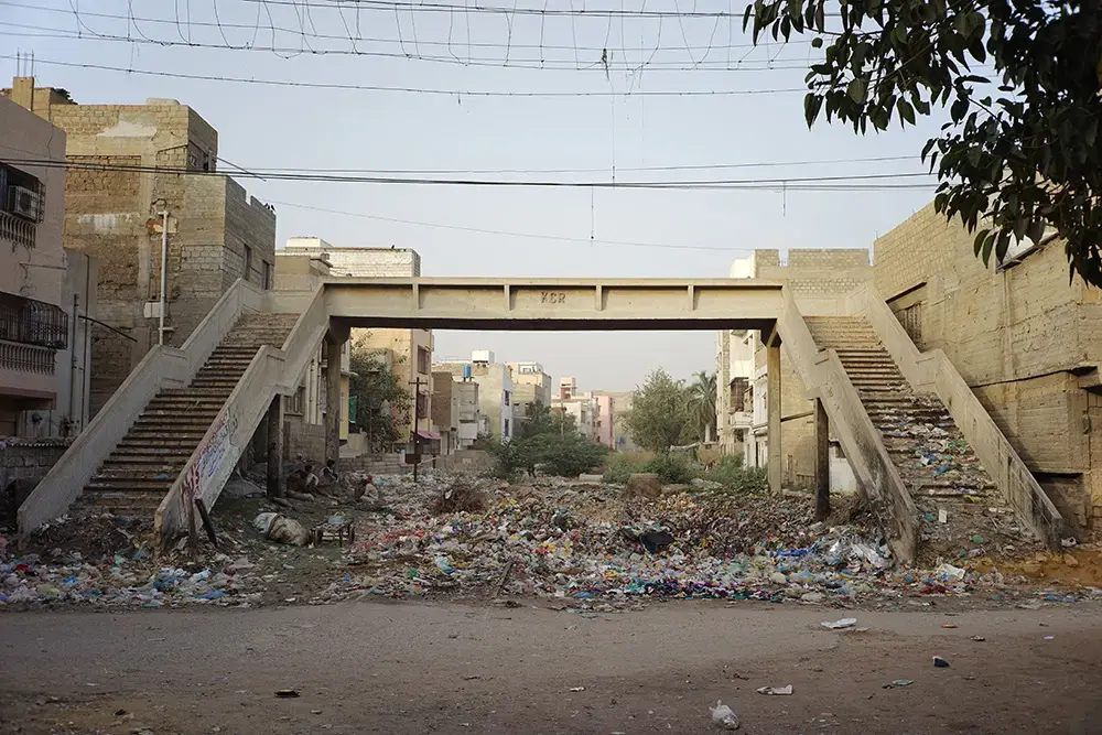 Karachi Circular Railway walkover. Image by Ivan Sigal. Nazimabad, Karachi, 2014.