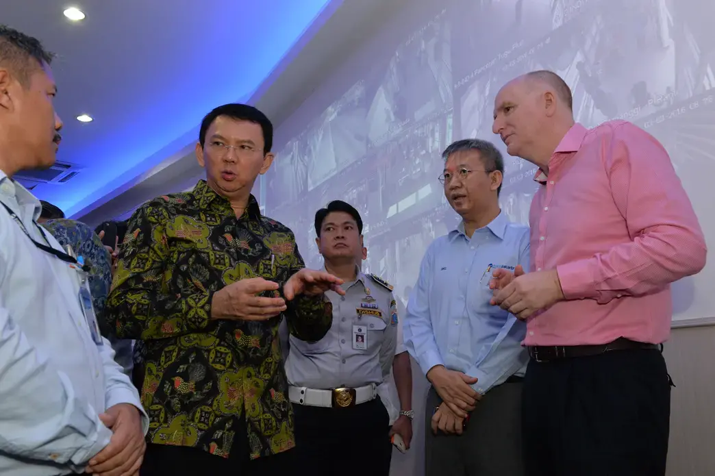 Basuki “Ahok” Tjahaja Purnama speaks with diplomats at the TransJakarta Bus headquarters in March 2016. Image by Australian Embassy Jakarta/ Timothy Tobing. Indonesia, 2016.