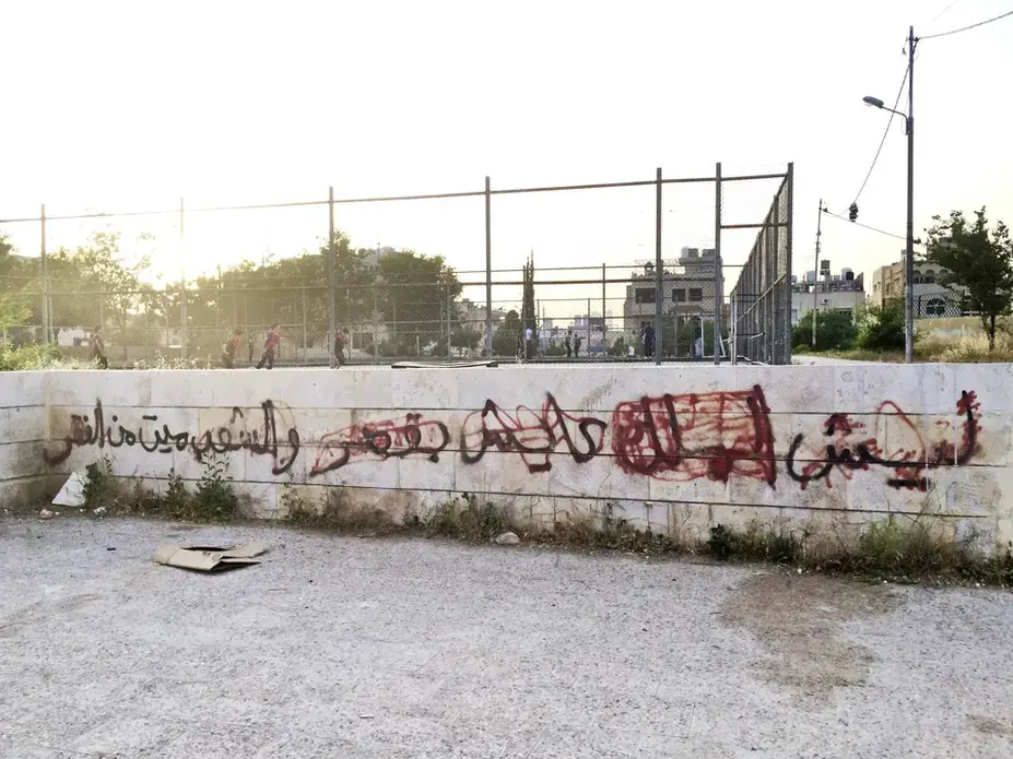 Graffiti scrawled by Jihad Ghaban in his neighborhood reads, “Why does the king live in a castle while the people die of poverty?” Image by Alice Su. Jordan, 2015. Media file: ce58adef6.jpg