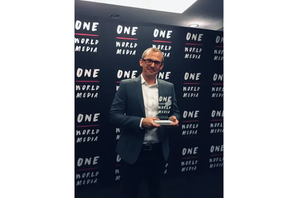 Pulitzer Center grantee Marc Ellison holding the 2019 OWM Digital Media Award. Image courtesy of Marc Ellison.