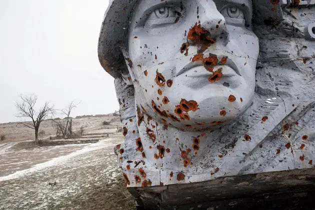 A monument in Savur-Mogila, in eastern Ukraine, that commemorates a historic battle between German and Russian forces during World War II. The monument was heavily damaged during clashes between pro-Russian separatists and the Ukrainian army in the summer of 2014. Image by Larry Towell/Magnum Photos. Ukraine, 2014. Media file: ha063_larrytowell-harpers-1507-1.png