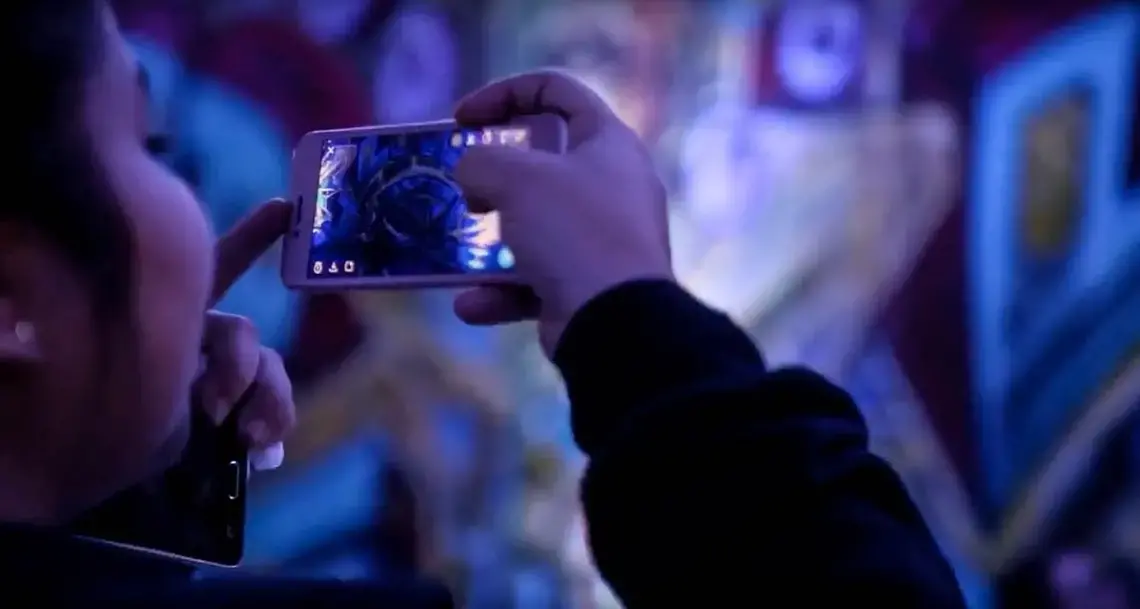 A student Snapchats the Everyday DC Art Exhibition at the SW Arts Club. Image by Evey Wilson. United States, 2017.