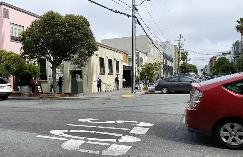 At food lines wrapping around blocks, Mission District residents talk about the difficulty of getting state assistance. Image by Lydia Chávez. United States, 2020. At food lines wrapping around blocks, Mission District residents talk about the difficulty of getting state assistance. Image by Lydia Chávez. United States, 2020.