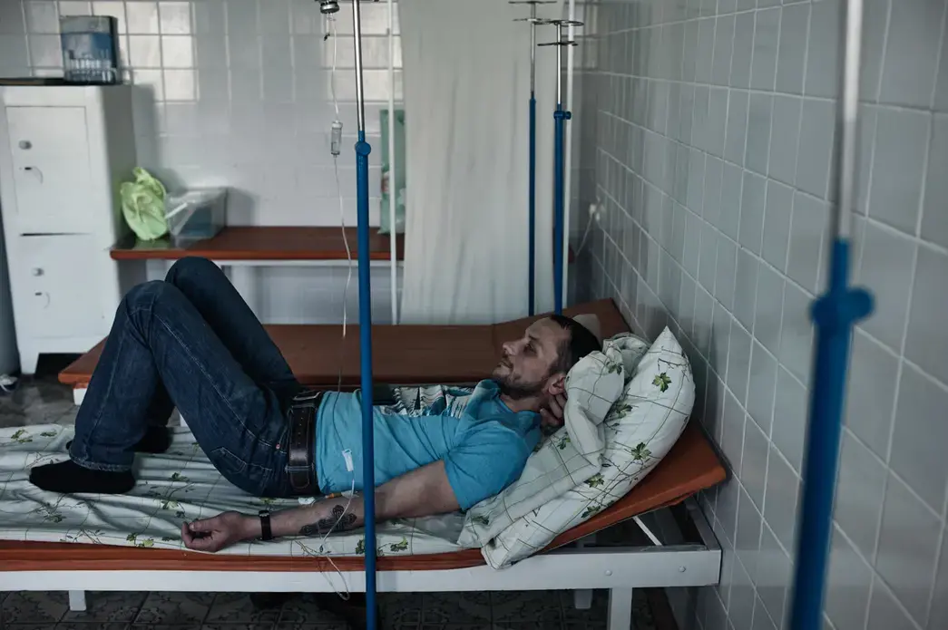 Aleksei Morozov undergoes an IV treatment at a military hospital in Kiev. Image by Misha Friedman. Ukraine, 2016. Aleksei Morozov