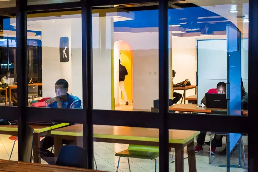 Young Rwandan entrepreneurs at kLab, Kigali. kLab is a tech-oriented open space where students, fresh graduates, entrepreneurs and innovators come to work on their projects to turn them into viable business models. Image by Juan Herrero. Rwanda, 2015. students, fresh graduates, entrepreneurs and innovators come to work on their projects to turn them into viable business models. Juan Herrero / Rwanda.