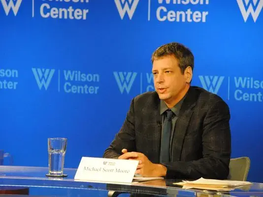 Michael Scott Moore talks June 24, 2015, at the Wilson Center about his time as a hostage of Somali pirates. Image by Tyler Pager/USA Today. US, 2015. Media file: 635707619067365407-dsc-0313.jpg