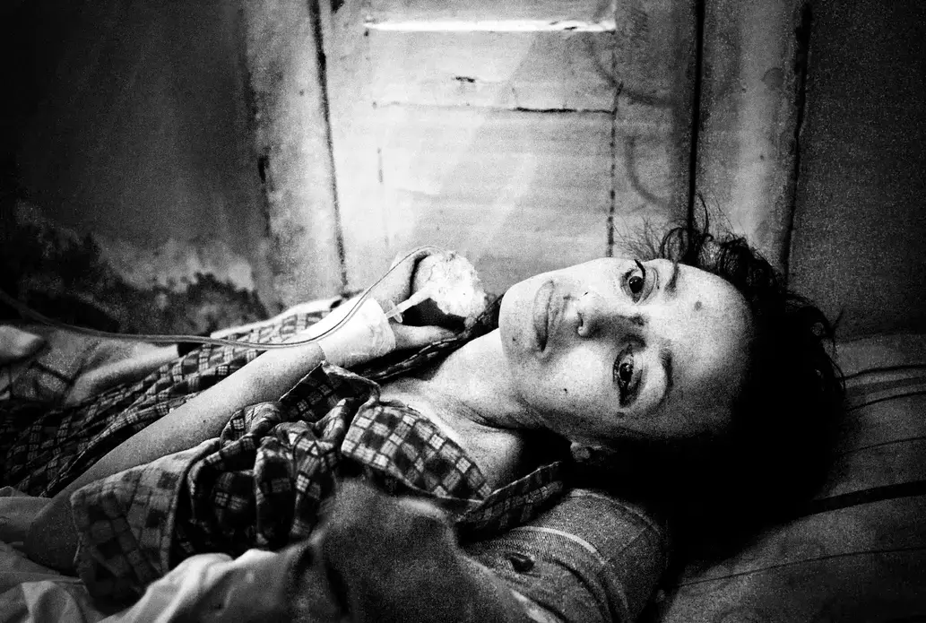 A woman inside the Botkin Infectious Disease Hospital in St. Petersburg, Russia. Image by Misha Friedman. Russia, 2013. Media file: l1010602-edit.jpg