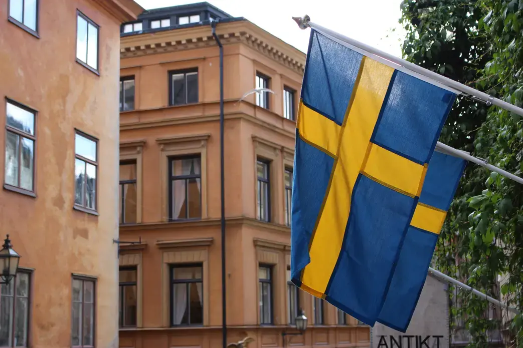 A Swedish flag aloft in Stockholm. Image by Amy Russo. Sweden, 2017. A Swedish flag aloft in Stockholm. Image by Amy Russo. Sweden, 2017.
