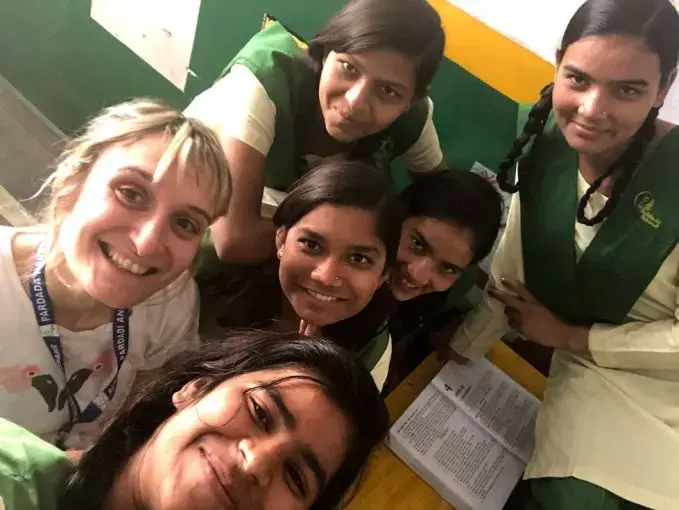A selfie (shot by Sonam, at the bottom) of Annalisa Merelli with the 10th graders of Pardada Pardadi. Image by Sonam. India, 2018.