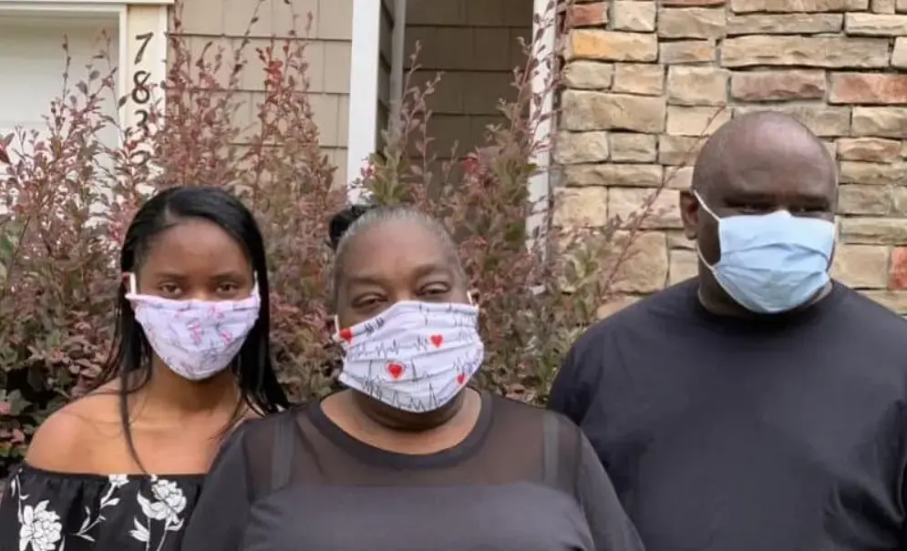 Traci Evans Simmons, 50, has been waiting for a kidney transplant for several years. But as the COVID-19 pandemic has raged, many transplant programs have been put on hold and Simmons has sequestered herself in her Mecklenburg County home. Simmons has a kidney disease which tends to run in families which has left her dependent on doing home dialysis. Image by Melba Newsome. United States, 2020. Traci Evans Simmons, 50, has been waiting for a kidney transplant for several years. But as the COVID-19 pandemic has raged, many transplant programs have been put on hold and Simmons has sequestered herself in her Mecklenburg County home. Simmons has a kidney disease which tends to run in families which has left her dependent on doing home dialysis. Image by Melba Newsome. United States, 2020.