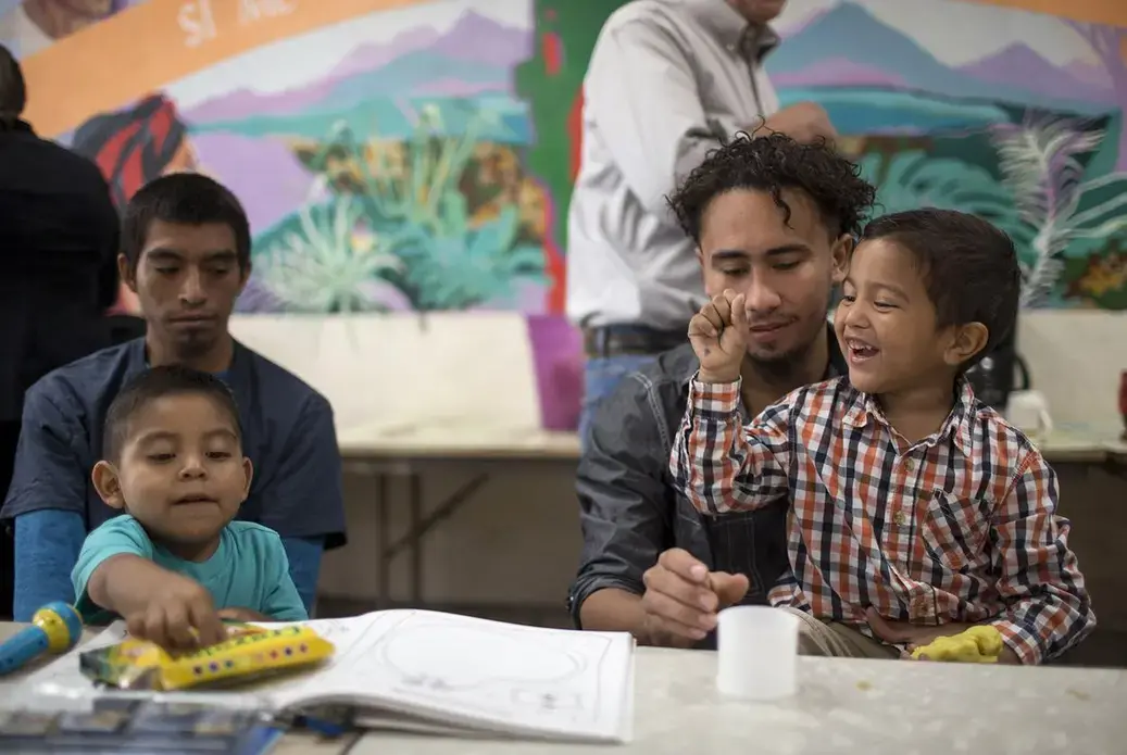 Pablo Ortiz and his 3-year-old son, Andres, and Roger and his 4-year-old, Roger Jr., speak to the media during a press conference at the Annunciation House immigrant shelter in El Paso in July 2018 after being released by ICE. Image by Ivan Pierre Aguirre for The Texas Tribune. United States, 2018. Pablo Ortiz and his 3-year-old son, Andres, and Roger and his 4-year-old, Roger Jr., speak to the media during a press conference at the Annunciation House immigrant shelter in El Paso in July 2018 after being released by ICE. Image by Ivan Pierre Aguirre for The Texas Tribune. United States, 2018.