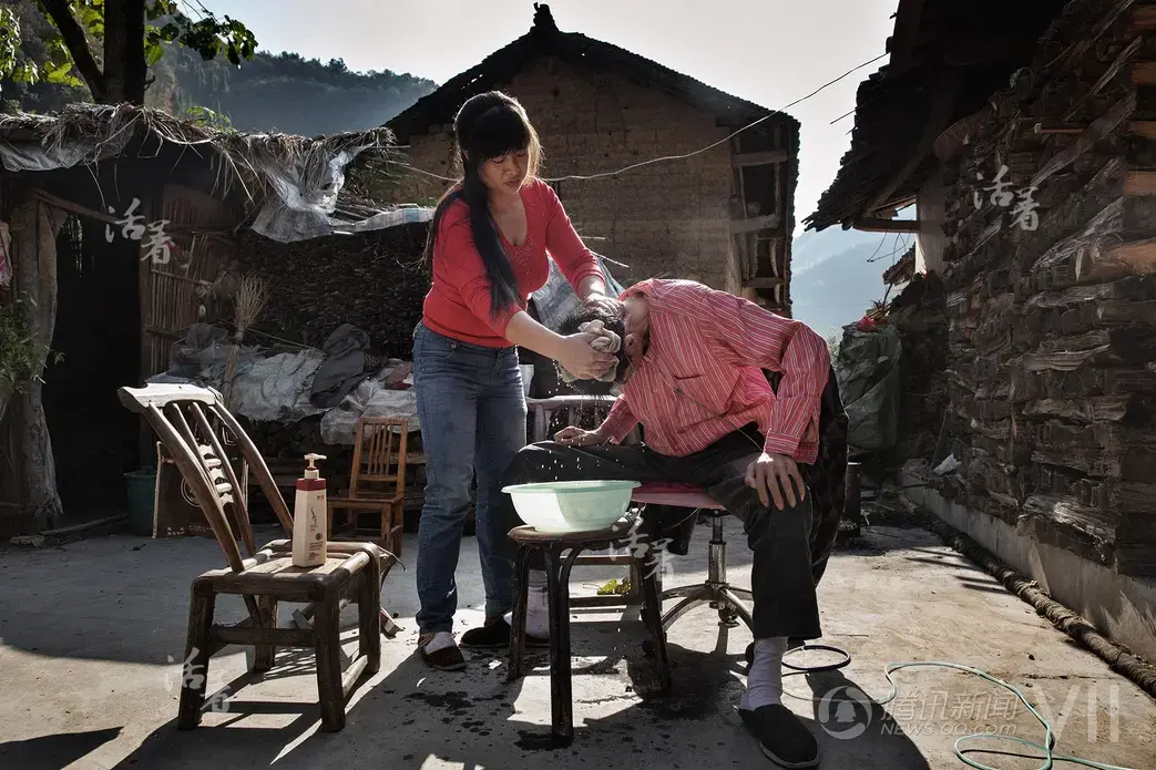 Mi Shixiu helping her husband wash his hair. Image by Sim Chi Yin. China, 2015. Media file: ninja143392926612426.jpg