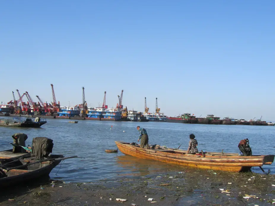Fishers face sand dredges in Hamashu village, Lake Poyang. Image by Vince Beiser. China, 2016. Fishers face sand dredges in Hamashu village, Lake Poyang. Photo by Vince Beiser