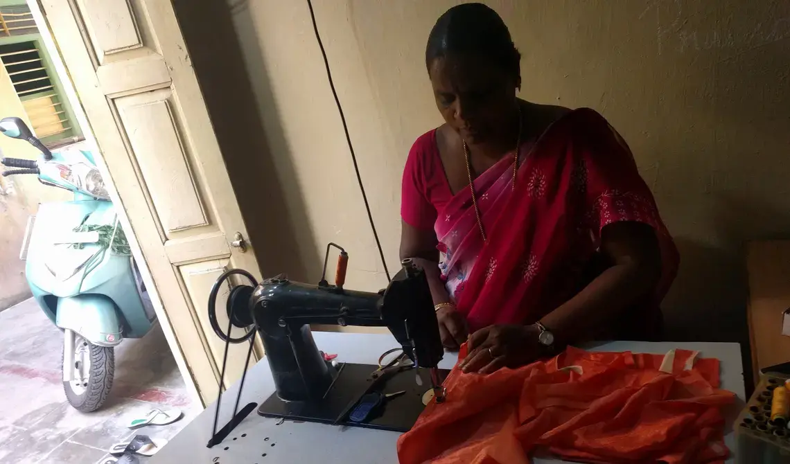 Gunasundari, now a successful tailor, learned her craft for free through classes at the Ulaga Matha Church in Thiruvannamalai. Image by Praveena Somasundaram. India, 2017.