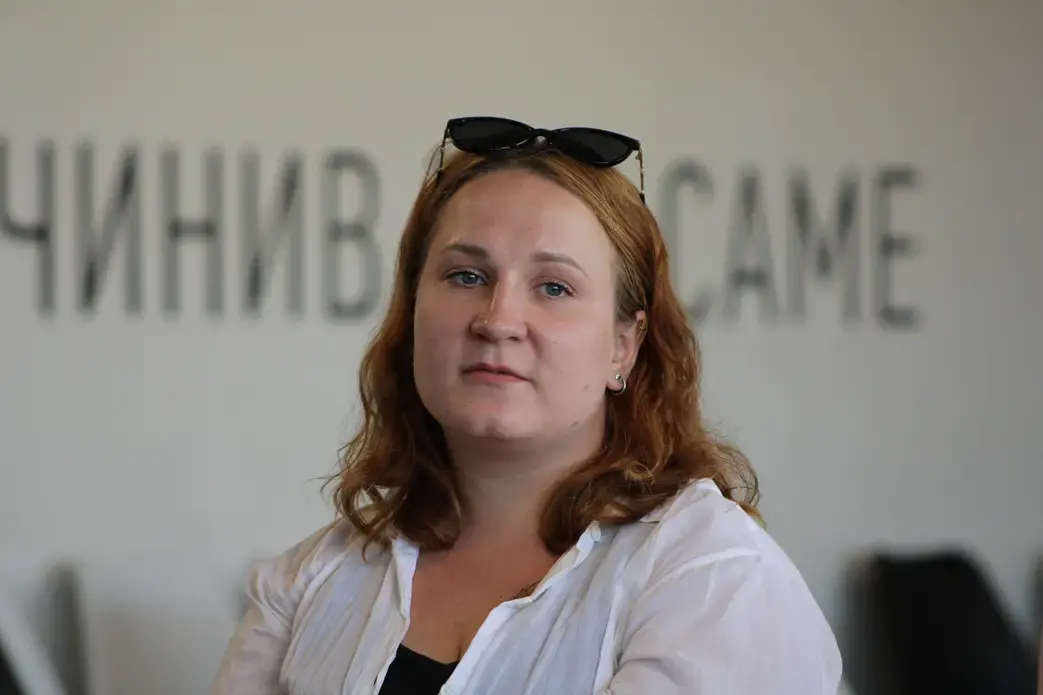 Lana Krombeth, a volunteer soldier, speaks to a group at Veteran Hub. Image by Taylor Damann. Ukraine, 2019. Lana Krombeth, a volunteer soldier, speaks to a group at Veteran Hub. Image by Taylor Damann. Ukraine, 2019.