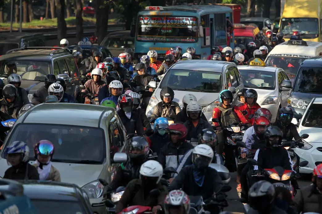 Heavy traffic on a highway into central Jakarta. This scene is typical in many of Asia's rapidly developing urban centers. Image by Kristianto Purnomo. Indonesia 2013. Media file: 1kp_5281.jpg
