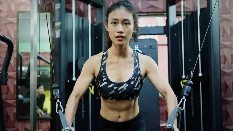 Thet Thet Wai lifts weights at her gym in Yangon. She recently became one of many internet celebrities leading the campaign to advocate for the death sentence for rapists. Image by Shaina Shealy for PRI. Myanmar, 2018. Thet Thet Wai lifts weights at her gym in Yangon. She recently became one of many internet celebrities leading the campaign to advocate for the death sentence for rapists. Image by Shaina Shealy for PRI. Myanmar, 2018.