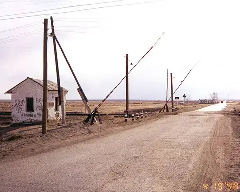 Gate at edge of testing site. Image by Siegfried Hecker. Kazakhstan, 1998. Media file: unguarded.jpg
