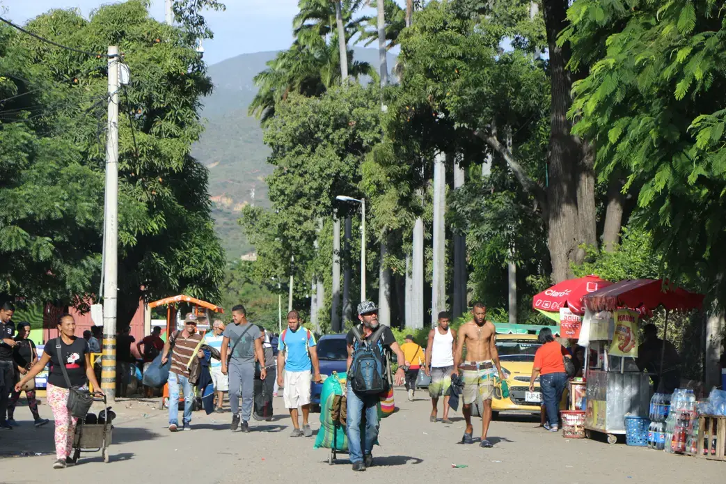 In Cúcuta, migrants must cross the border on foot with all their luggage. The city has a very hot, tropical climate compared to the surrounding areas. Image by Patrick Ammerman. Colombia, 2019.