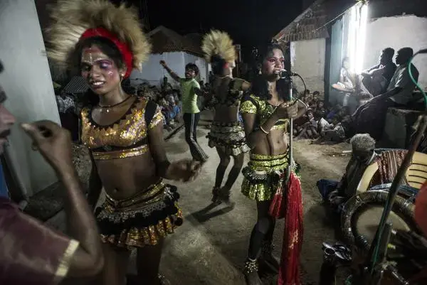 Tamil sings while her friends dance at a funeral near Vilathikulam, an hour way form Tuticorin town. Image by Sami Siva. India, 2014. Media file: india-transgenders-presentation-023.jpg