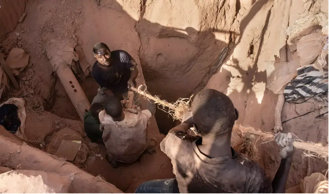 Miners pulling up a bag of cobalt inside the Kasulo mine near Kolwezi in the Democratic Republic of the Congo. Image by Sebastian Meyer. Democratic Republic of Congo, 2018. Miners pulling up a bag of cobalt inside the Kasulo mine near Kolwezi in the Democratic Republic of the Congo. Image by Sebastian Meyer. Democratic Republic of Congo, 2018.