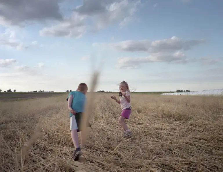 Keota, Iowa – Children play in Tim Sieren’s cover crops while the Practical Farmers of Iowa group meet about conservation implementation. Image by Spike Johnson. United States, 2019. Keota, Iowa – Children play in Tim Sieren’s cover crops while the Practical Farmers of Iowa group meet about conservation implementation. Image by Spike Johnson. United States, 2019.