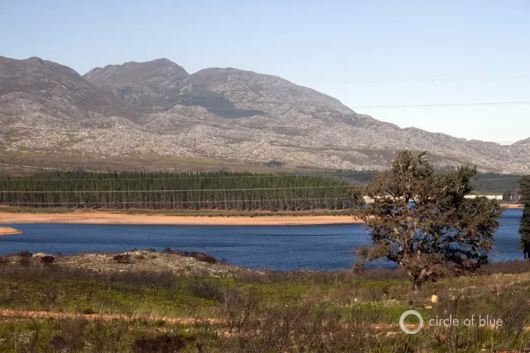 Steenbras Dam, east of Cape Town, is the site of exploratory groundwater drilling. Image by Brett Walton/Circle of Blue. South Africa, 2018. Steenbras Dam, east of Cape Town, is the site of exploratory groundwater drilling. Image by Brett Walton/Circle of Blue. South Africa, 2018.