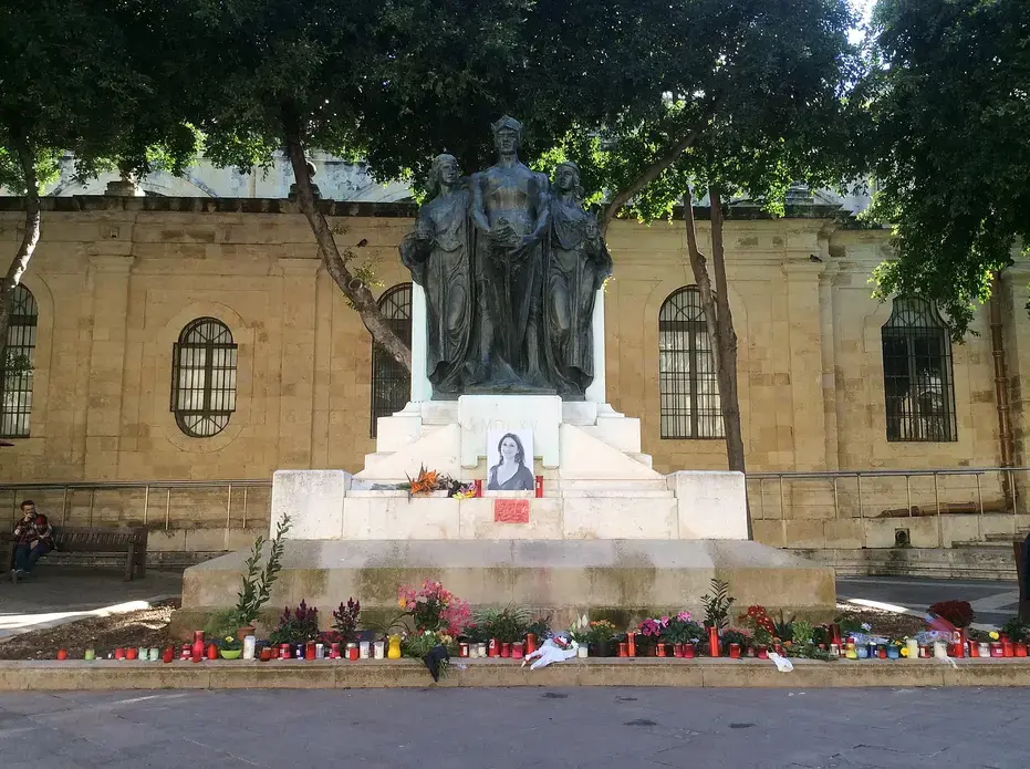 Great Siege Monument and temporal Daphne Caruana Galizia Monument. Image by Continentaleurope. Malta, 2017. (CC BY-SA 4.0).