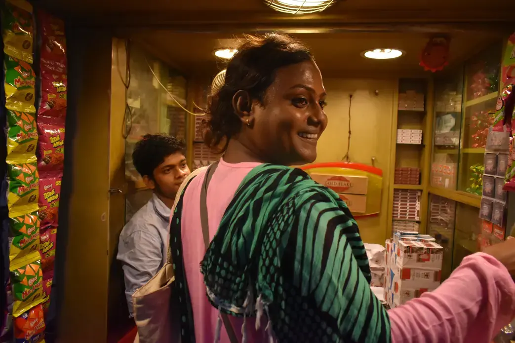 Friendly encounters with a shopkeeper. Image by Siyona Ravi. India, 2017. Friendly encounters with a shopkeeper. Image by Siyona Ravi. India, 2017.