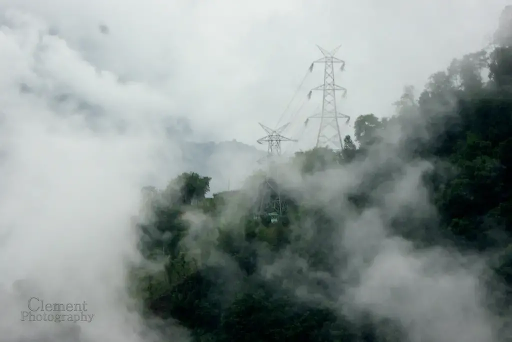 Recently constructed industrial power lines supply electricity from remote hydroelectric dams to greater India. Image by Tom Clement. India, 2014. Media file: eroding_democracy_photo_275.jpg
