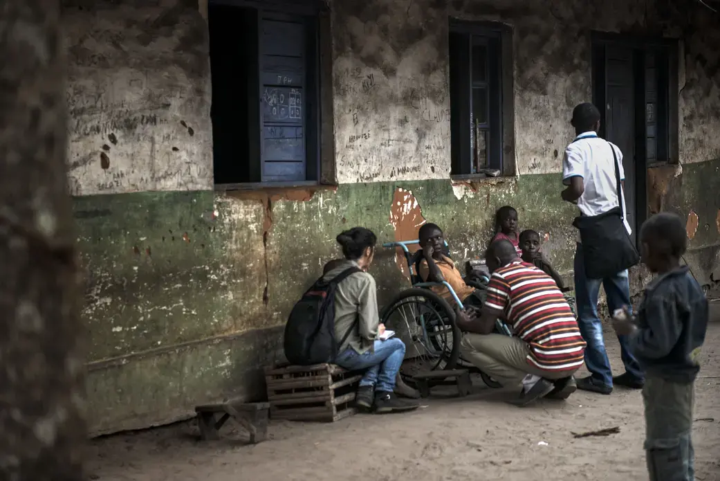 Amy Maxmen speaks with children suffering from Konzo in Kahemba, DRC