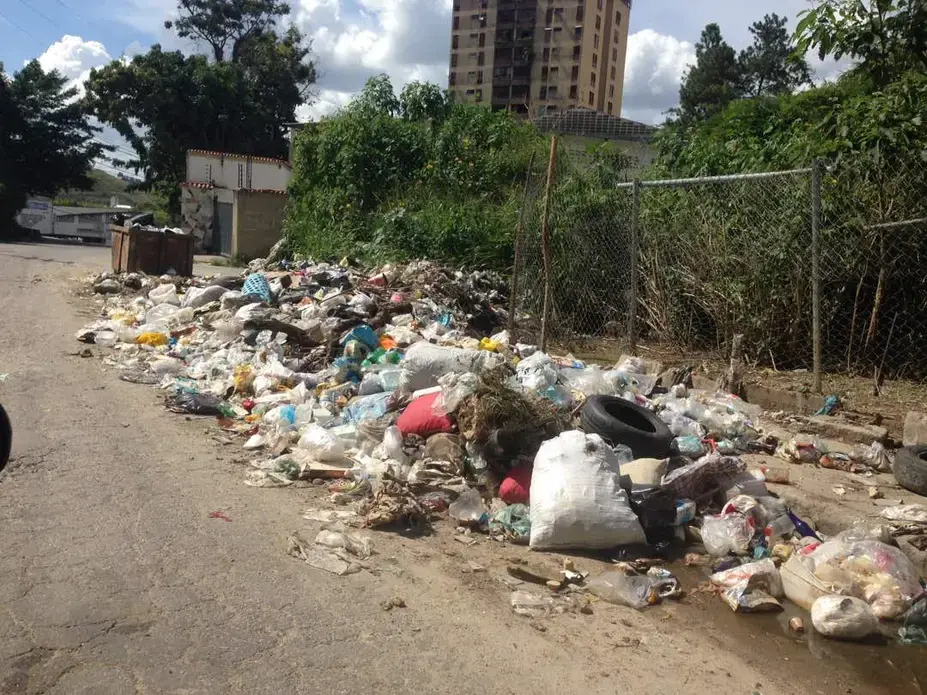 Trash on streets in Caracas Excess of waste on Baruta's streets. Image by Lila Franco. Venezuela, 2017.