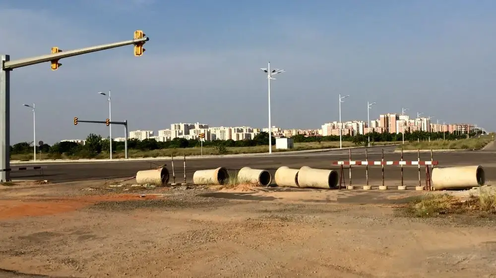 Two halves of an unfinished intersection in Kilamba Kiaxi demonstrate the divide between urban Luanda and the grassland that surrounds it. Image by Daniel Black. Angola, 2015. Media file: fullsizerender_15.jpg