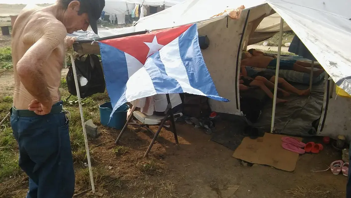 During the height of the migration crisis, Cubans set up makeshift tents in Panama as they made their journey to the United States. Image courtesy of 14ymedio. Panama, 2017.