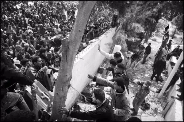 Libyans attempt to flee violence by crossing the border into Tunisia. Image by Paolo Pellegrin. Tunisia, 2011. Libyans attempt to flee violence by crossing the border into Tunisia. Image by Paolo Pellegrin. Tunisia, 2011.