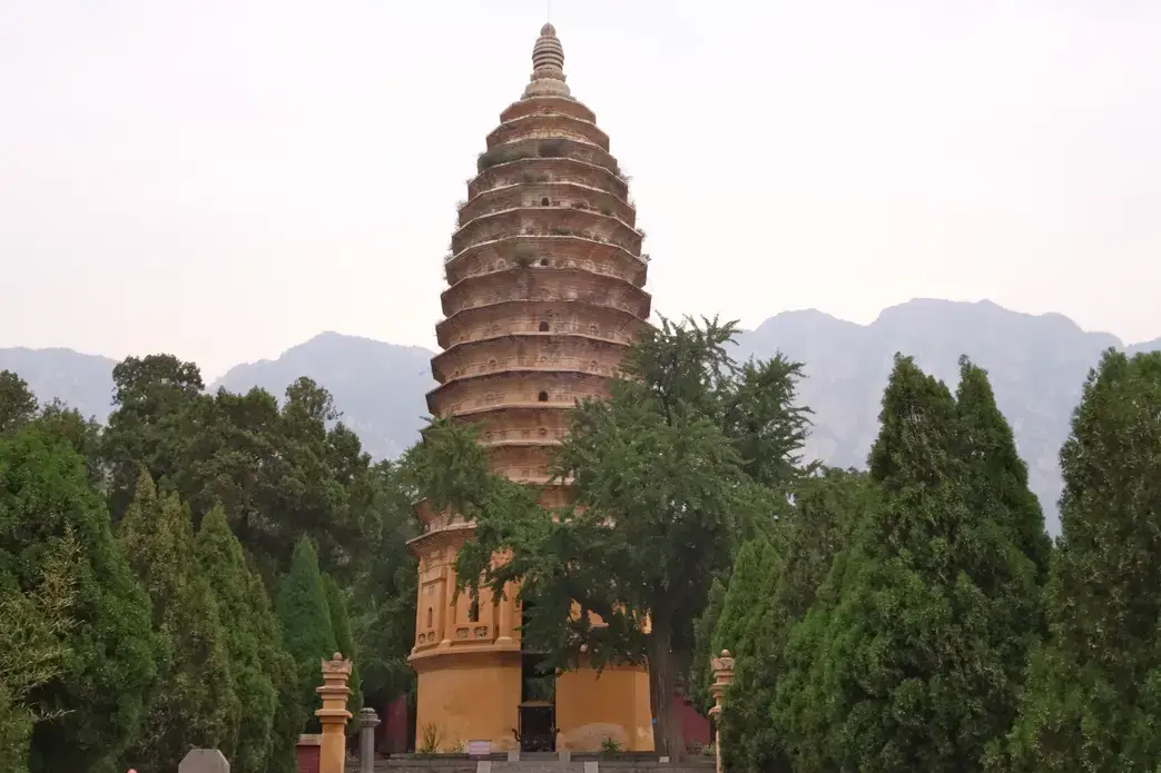 Songyue Pagoda (6th Century AD), Henan Province. Image by Jon Sawyer. China. 2013. Media file: dsc00835.jpg