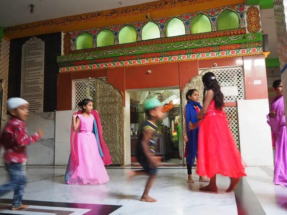 Children play at the dargah of Mai Sahiba in Delhi. Image by Nikhil Mandalaparthy. India, 2019.