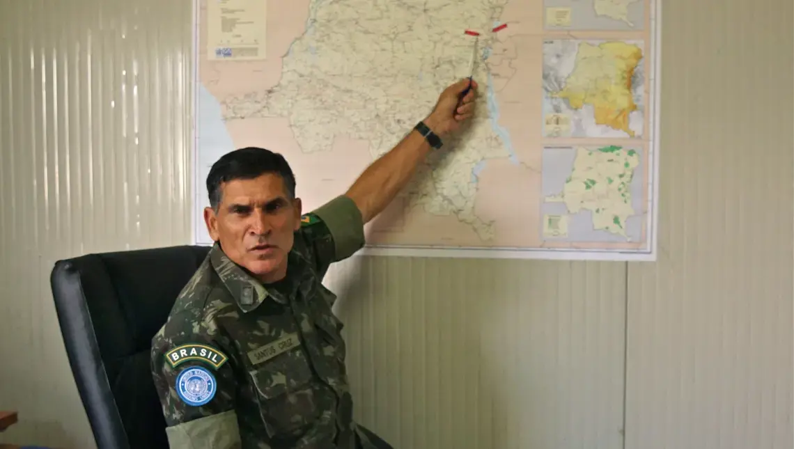 Gen. Carlos Alberto dos Santos Cruz of Brazil, commander of UN forces in the Democratic Republic of Congo, points to a map that shows the eastern DRC region around Goma. Image by Kenny Katombe. Democratic Republic of Congo, 2013. Media file: dsc07710.jpg