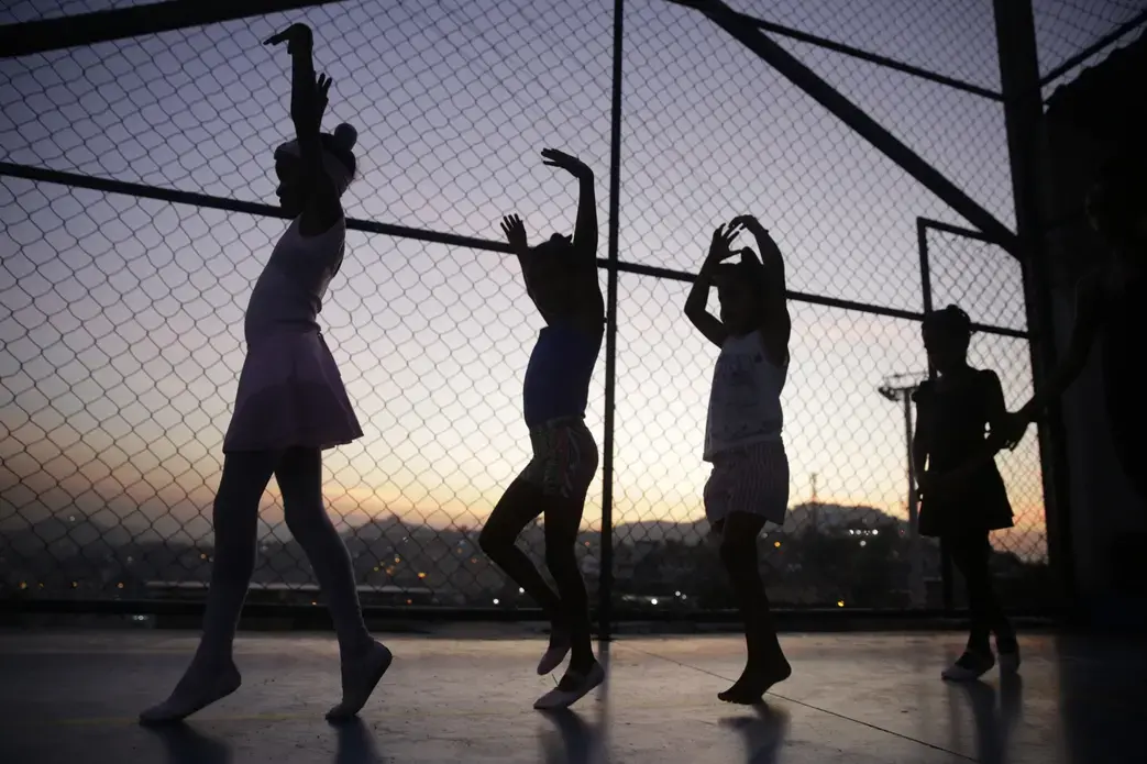 Young ballerinas rehearse at an outdoor sports court in the Morro do Adeus favela, Rio de Janeiro. Image by Frederick Bernas. Brazil, 2018. Young ballerinas rehearse at an outdoor sports court in the Morro do Adeus favela, Rio de Janeiro. Image by Frederick Bernas. Brazil, 2018.