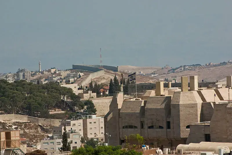 Israeli West Bank barrier near Jerusalem. Image courtesy Antoine Taveneaux. 