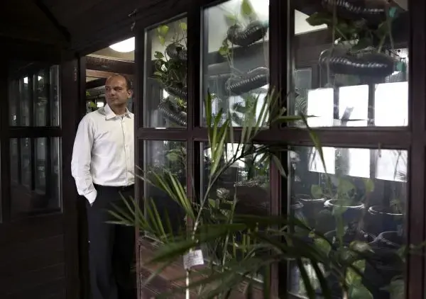 Barun Aggarwal, the director of BreatheEasy, in the company’s greenhouse. Image by Ishan Tankha. India, 2015. Media file: dehli_plants6_600_422_80.jpg