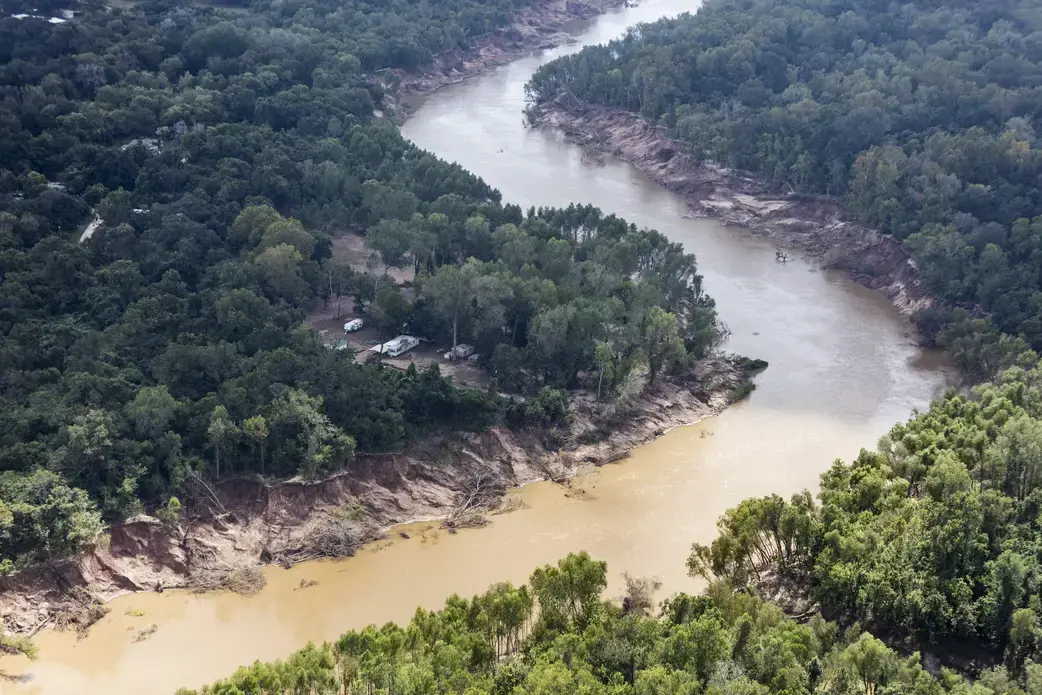 Storm water flowing south from Houston overflowed the banks of the Brazos River, sweeping away trees and earth, and flooding low-lying neighborhoods. Image by Alex MacLean. United States, 2017. Storm water flowing south from Houston overflowed the banks of the Brazos River, sweeping away trees and earth, and flooding low-lying neighborhoods. Image by Alex MacLean. United States, 2017.