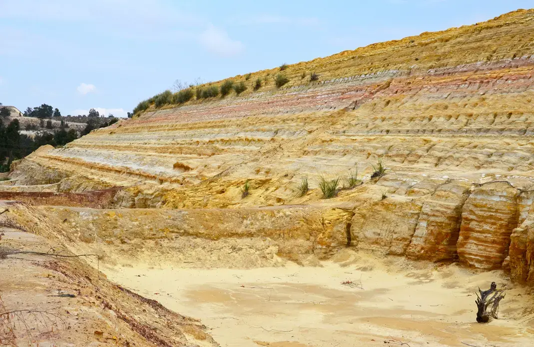 An unremediated gold mine waste pile pollutes the area around a Mintails Mining South Africa (Pty) Ltd mining right. Image by Mark Olalde. South Africa, 2016. An unremediated gold mine waste pile pollutes the area around a Mintails Mining South Africa (Pty) Ltd mining right. Image by Mark Olalde. South Africa, 2016.