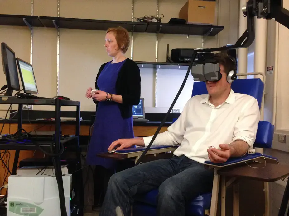 Erik Vance participates in an experiment in a hypnosis laboratory. Image by Liz Neeley. Seattle, WA, 2016.