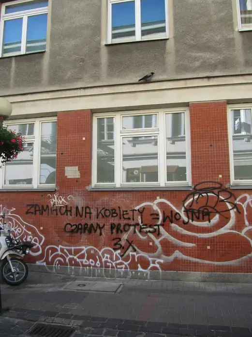 Graffiti in support of 2016 protests against anti-abortion laws in Warsaw. Image by Alex Cocotas. Poland, 2017. Graffiti in support of 2016 protests against anti-abortion laws in Warsaw. Image by Alex Cocotas. Poland, 2017.