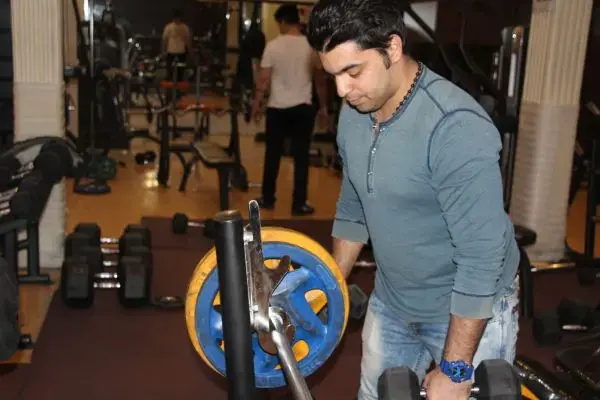 Gym worker Avesta Yazdi talks about the situation facing working class youth. Image by Reese Erlich. Iran, 2016. Media file: erlich.jpg