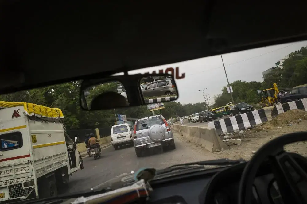 Construction on the ring road, an artery that connects various parts of Delhi. The construction work usually is long and often a major cause of traffic congestion. Image by Sami Siva. India, 2014. Media file: ind-roadsafety-03.jpg
